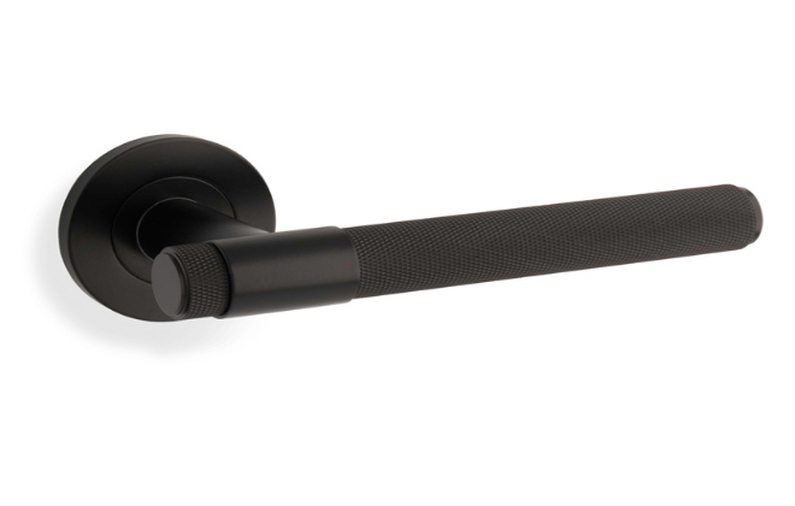 Knurled Kingstone Lever on Round Rose - Black Image 1