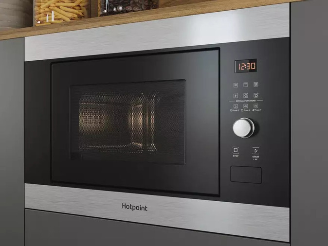 Hotpoint Microwave & Grill 900 Watts (38cm Tall) MF25GIXH Image 3
